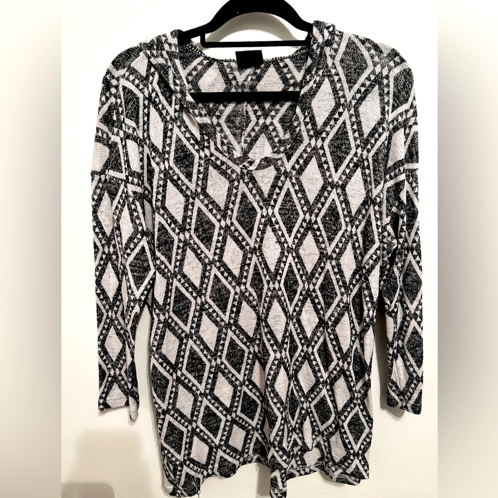 Lightweight Patterned Pullover - Picture 2 of 3